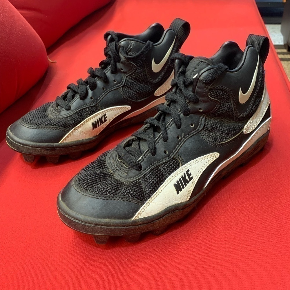 Nike Black and White Men’s Athletic Cleats